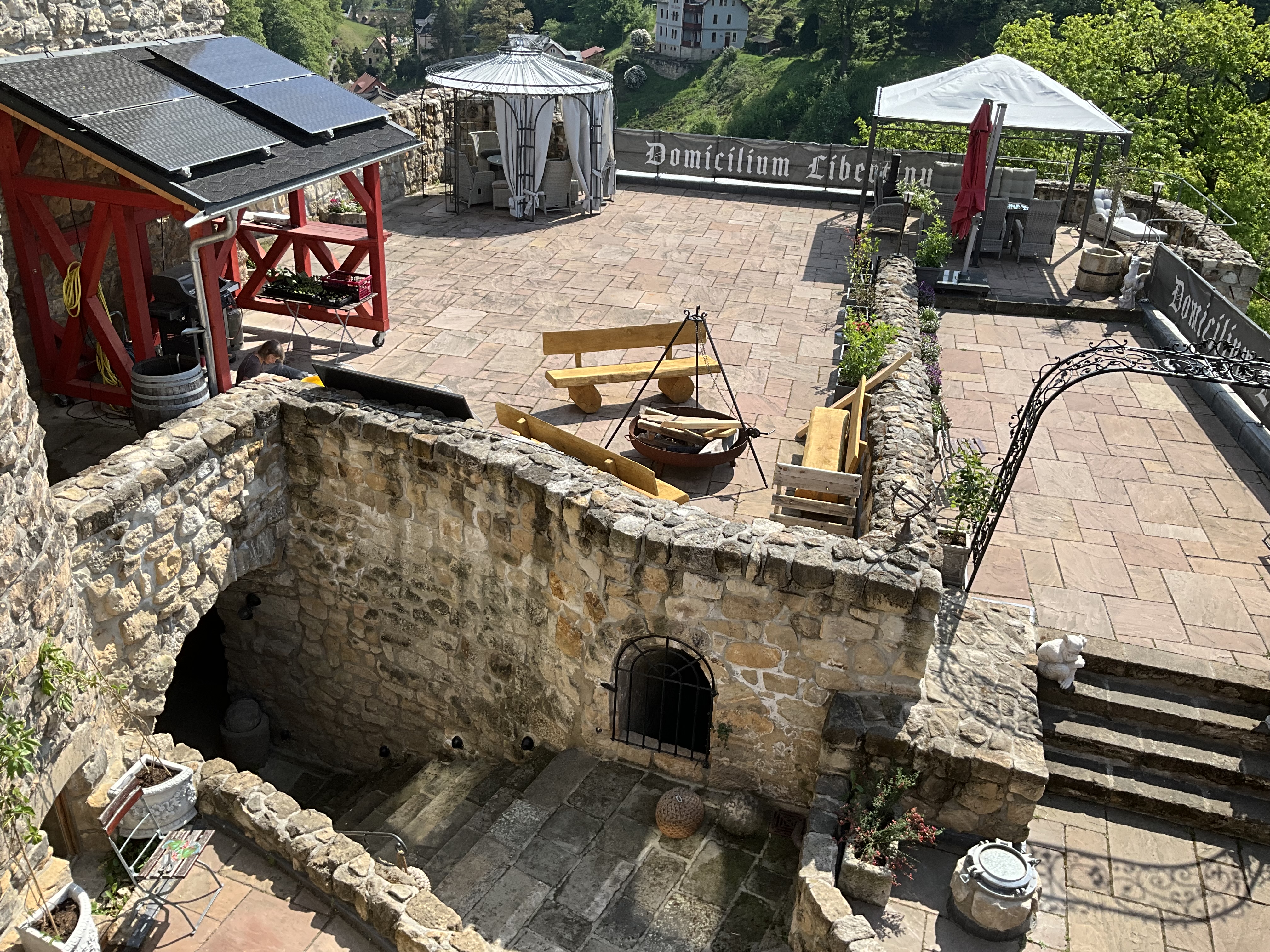 Terrasse mit Aufgang vom Haupteingang
