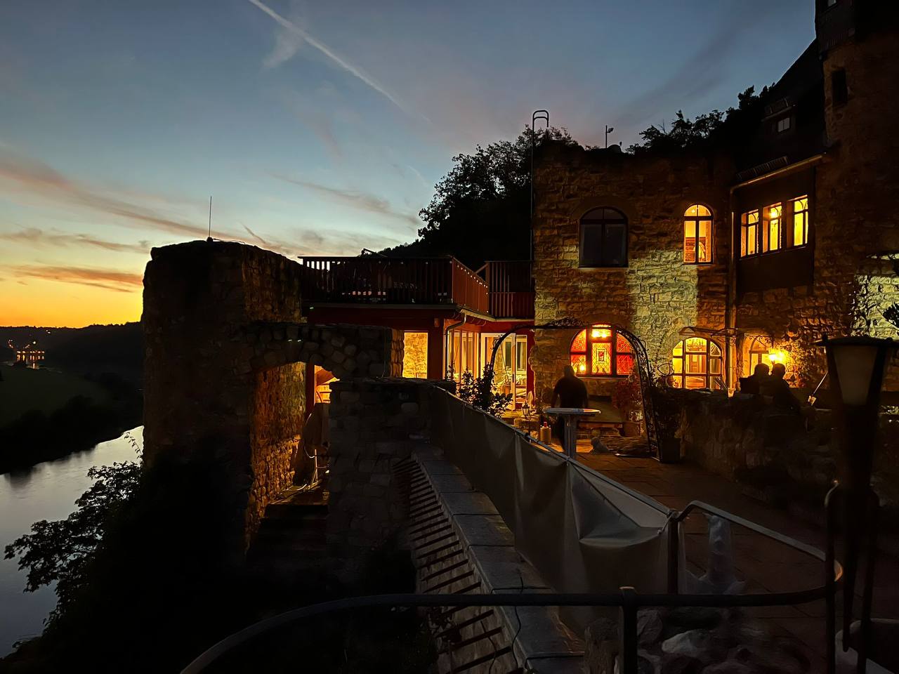 Richtung Westen in vollem Ornat