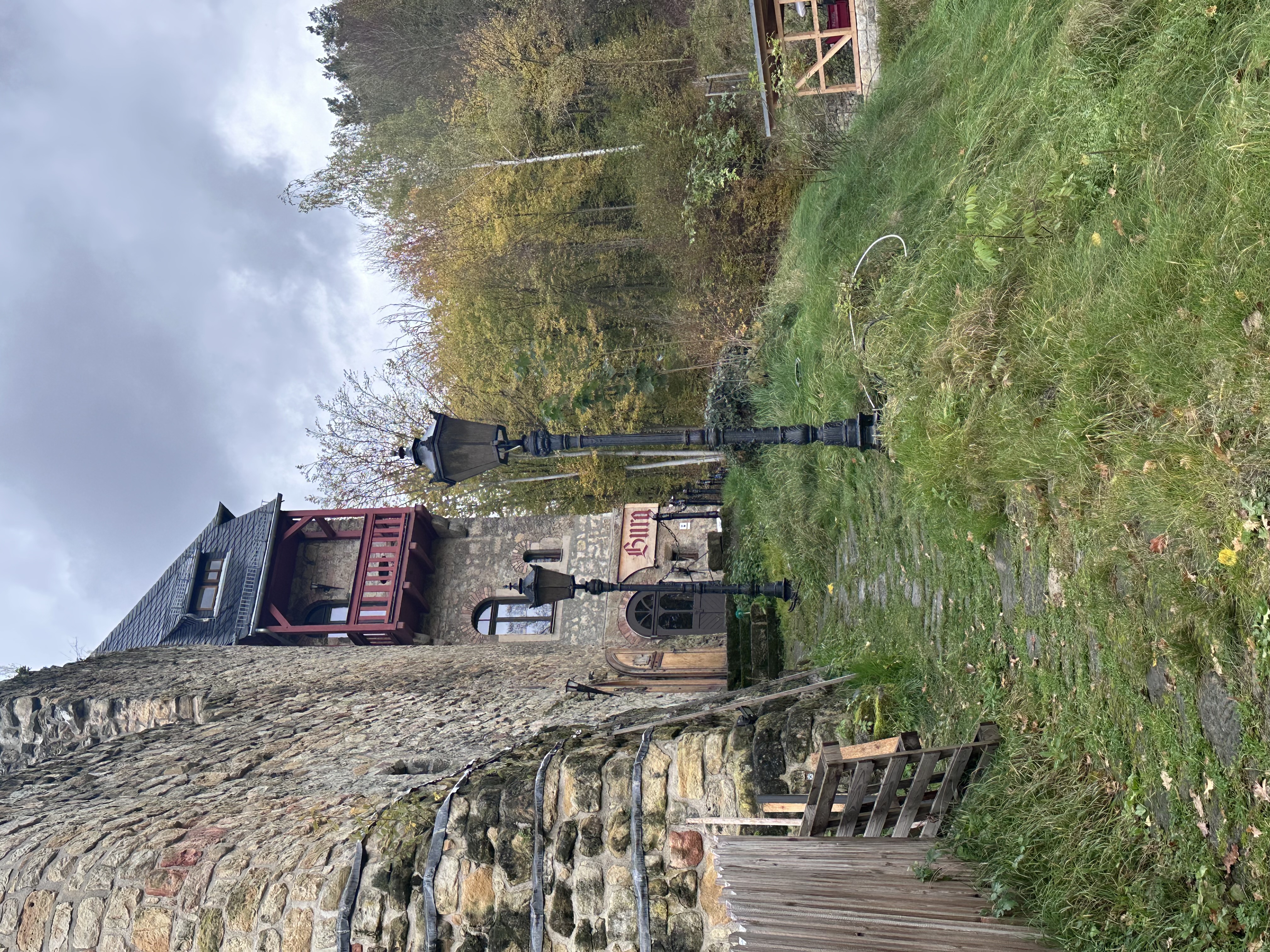 Sicht am Haupttor vorbei zum Nebeneingang