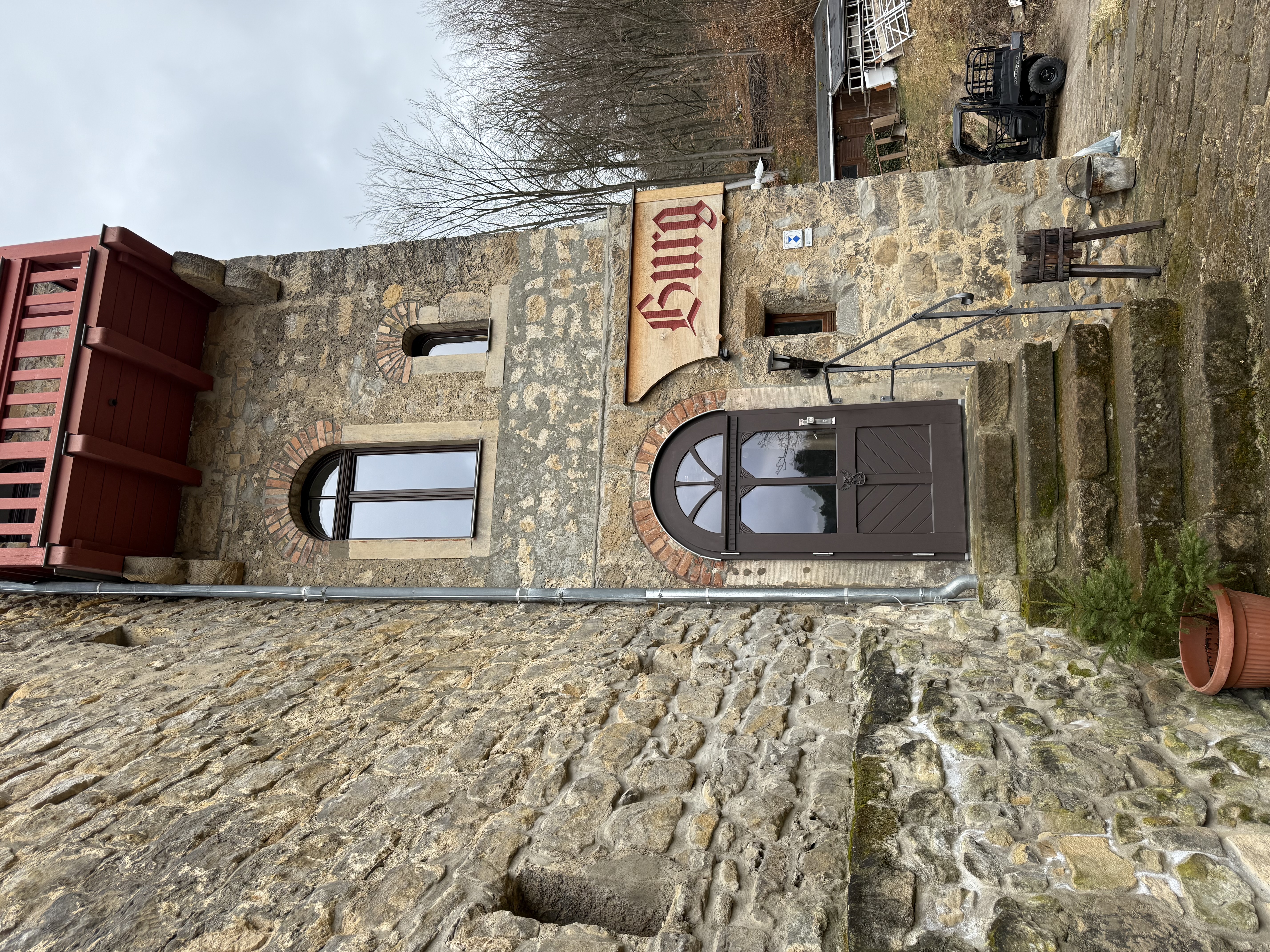 Nebeneingang zum Gästebereich