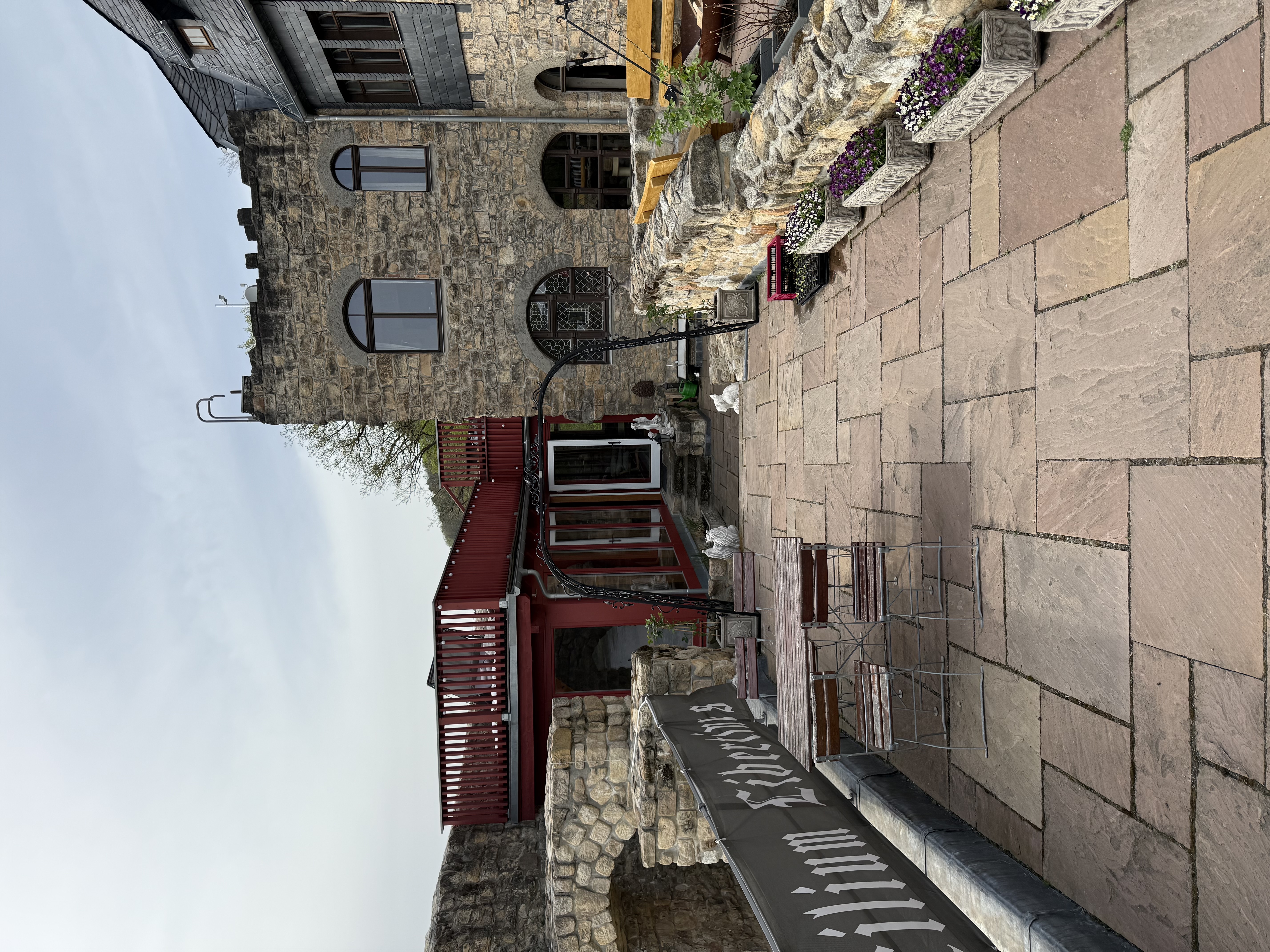 Blick in westlicher Richtung auf Hauptgebäude