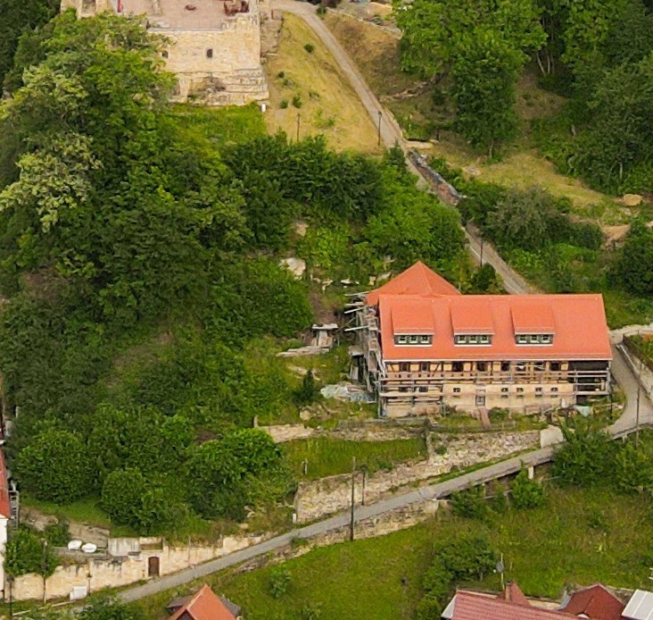 Aufstieg, im Rechten Winkel um das alte Umgebindehaus